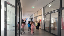 Hrozilo, že deti sa budú musieť učiť nie na dve, ale až na tri zmeny. V obci Chminianske Jakubovany postavili novú školu