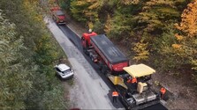 Koniec výtlkom či prepadnutej vozovke, cestu na Šachtičky opravia. Rekonštrukciu komplikovali vlastnícke vzťahy