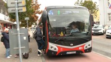 Ľudia v krajských mestách budú jazdiť autobusmi za polovicu. Iných okresných miest sa táto zľava netýka
