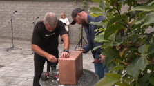 Na nádvorí Robotníckeho domu v Banskej Bystrici uložili časovú schránku. Otvoriť by ju mali až o sto rokov
