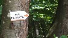 Oceľové lano, karabíny a pod nohami celý Gemer. Nová ferrata pri Jelšave ponúka výhľady aj adrenalínové úseky