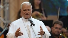 Pápež Lev XIV. oznámil, že v najbližších dňoch sa podrobí operácii