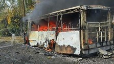 Ruské bomby zasiahli v Kramatorsku dva autobusy. Desiatky ľudí zahynuli