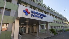 Siamské dvojčatá z Bratislavy presunuli do popradskej nemocnice, umožní im to častejší kontakt s rodinou
