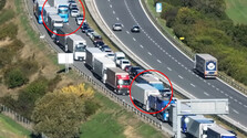 VIDEO: Dva kamióny v Česku zneužili záchranársku uličku na predbiehanie v kolóne. Ich jazdu zachytil policajný dron