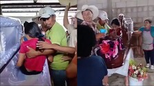 VIDEO: Pätnásťročné dievča sa prebralo v rakve počas vlastného pohrebu. Otec usúdil, že je mŕtva bez návštevy lekára