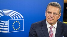 Eurokomisár Šefčovič vyrokoval dohodu s Čínou. Má obmedziť prílev hybridných áut do EÚ. Politico píše, ako sa mu to podarilo