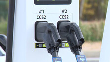 Nabíjanie elektromobilov sa má výrazne skrátiť. Na cestách pribudli superrýchle stanice, no nie sú pre všetky autá