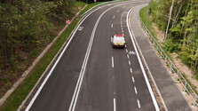 Nová cesta v Banskej Bystrici má tri pruhy pre autá, cyklisti nemajú ani jeden. Odborníci kritizujú aj značenie