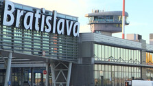 Počet cestujúcich na letisku vo Viedni pre vysoké ceny klesá. Naopak, Bratislava zažíva letecký boom