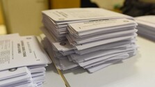 Poslanci opäť rokujú o voľbe poštou zo zahraničia. Koalícia sa dohodla na zmene pri krúžkovaní