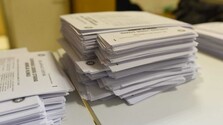 Poslanci opäť rokujú o voľbe poštou zo zahraničia. Koalícia sa dohodla na zmene pri krúžkovaní