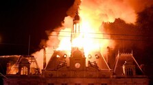 Protesty vo Francúzsku sa vymkli spod kontroly: Maskovaní muži podpálili majestátnu budovu radnice v Limoges