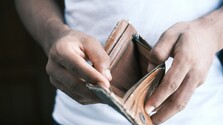 Štvrtina slovenských domácností má problém čeliť neočakávaným výdavkom či vycestovať na dovolenku