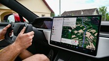 Vodiči na Slovensku môžu využívať autopilota od Tesly. Rezort dopravy schválil čiastočný autonómny systém riadenia
