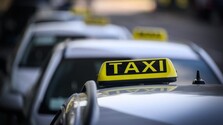 Alkohol či telefón za volantom aj prekročená rýchlosť: Polícia medzi taxikármi zistila stovky priestupkov