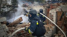 Raketový útok na ukrajinskú metropolu poškodil domy a čerpaciu stanicu. Kyjev hlási zranených