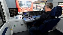 Rušňovodiči a vlakvedúci by mohli byť chránenými osobami, štát chce reagovať na útoky na železničiarov