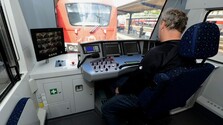 Rušňovodiči a vlakvedúci by mohli byť chránenými osobami, štát chce reagovať na útoky na železničiarov