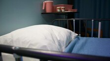 Útok opitého muža na zdravotnú sestru opäť otvoril diskusiu o záchytných izbách. Na Slovensku chýbajú už vyše 20 rokov