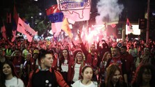V Srbsku vrcholí kampaň pred predčasnými voľbami. Proti Vučičovi stojí študentské hnutie, ktoré vyšlo do ulíc