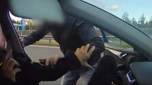 VIDEO: Vodič na diaľnici v Česku vybrzdil ženu a surovo ju napadol. V aute vodičky bolo v čase incidentu aj dieťa