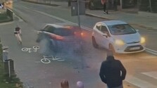 VIDEO: Vodič vo vysokej rýchlosti takmer zrazil dievča na kolobežke. Jeho auto skončilo v priekope