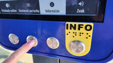 Cestovanie autobusom bude jednoduchšie aj pre nevidiacich. V Banskobystrickom kraji testujú novinku