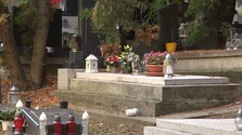 Falošní kamenári pýtali za opravu hrobu tisíce eur, žena odmietla zaplatiť. Vyhrážali sa jej vykopaním manžela