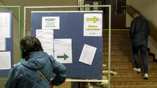 K urnám prišlo viac ľudí ako naposledy: Obec pri Svidníku dosiahla stopercentnú účasť, inde sa tvorili dlhé rady