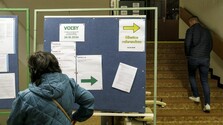 K urnám prišlo viac ľudí ako naposledy: Obec pri Svidníku dosiahla stopercentnú účasť, inde sa tvorili dlhé rady