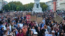 Od Lisabonu po Tiranu: Európske mestá zaplnili demonštranti. Protestujú proti drahote, nedostupnému bývaniu aj vládam