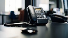 Telefonát, otázka a odpoveď: Nahliadli sme do zákulisia callcentra, kde sa začínajú predvolebné prieskumy