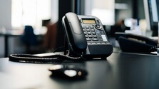 Telefonát, otázka a odpoveď: Nahliadli sme do zákulisia callcentra, kde sa začínajú predvolebné prieskumy