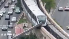 VIDEO: Nadzemný vlak v São Paule narazil do spadnutého žeriavu. Trosky minuli vodičov pod traťou len o vlások