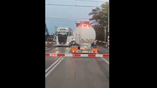 VIDEO: Sekundy od obrovskej tragédie. Na železničnom priecestí v Poľsku uviazla cisterna