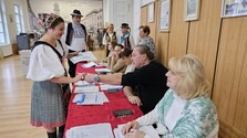 Voľby ONLINE po minúte: Moratórium predĺžili už v štyroch krajoch