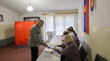 Voľby ONLINE po minúte: Moratórium sa predĺži, niektoré miestnosti hlásia problémy s hlasovacími lístkami