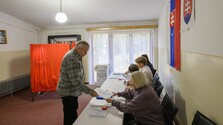 Voľby ONLINE po minúte: Moratórium sa zatiaľ predĺžilo v dvoch krajoch, dôvodom sú problémy s hlasovacími lístkami