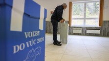 Voľby ONLINE po minúte: Moratórium sa zatiaľ predĺžilo v dvoch krajoch, hlasovanie je pokojné