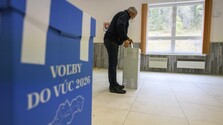 Voľby ONLINE po minúte: Moratórium sa zatiaľ predĺžilo v dvoch krajoch, hlasovanie je pokojné