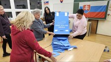 Voľby ONLINE po minúte: Väčšina volebných miestností sa zatvorila, niekde sa však hlasuje dlhšie