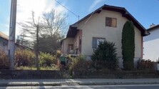 Kradnú mu úrodu, nadávajú a hádžu kamene do okien: Invalidného dôchodcu z obce na Spiši ohrozuje skupina školákov
