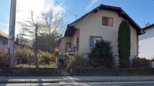 Kradnú mu úrodu, nadávajú a hádžu kamene do okien: Invalidného dôchodcu z obce na Spiši ohrozuje skupina školákov