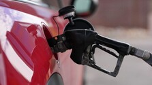 Slováci by mohli za tankovanie platiť menej: Nádej na lacnejšie palivá prináša pokles cien ropy