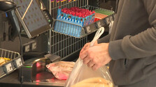 V niektorých krajinách uvažujú o zrušení samoobslužných pokladní. Na Slovensku takýto scenár zatiaľ nehrozí