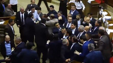 VIDEO: V arménskom parlamente sa strhla bitka. Priestorom lietali päste aj stoličky