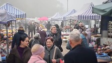 Za lepšími cenami cestujeme aj desiatky kilometrov: Slováci pred Dušičkami plnia poľské trhy