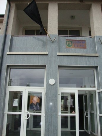 cierna-zastava-a-smutok-v-Zelenci-rodisku-J-Bednarika