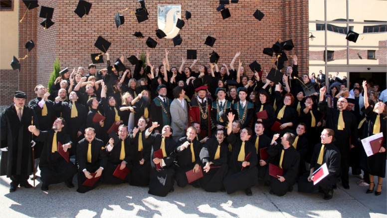 promocie komarno skola vysoka_studenti_tasr.jpg